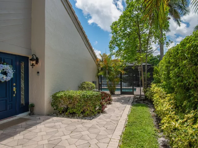 2-bedroom home for rent in Boca Raton - 9708 Erica Court - MondialRealty