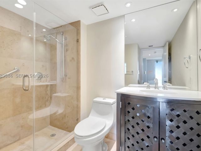2-bedroom condo for sale in Miami - 520 Brickell Key Dr A914 - MondialRealty