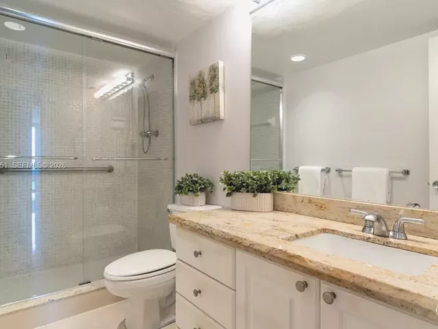 2-bedroom condo for sale in Sunny Isles Beach - 19370 Collins Ave 626 - MondialRealty