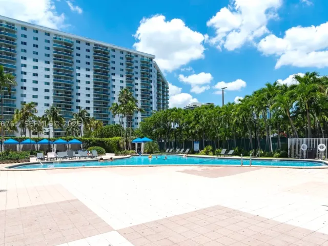 2-bedroom condo for sale in Sunny Isles Beach - 19370 Collins Ave 626 - MondialRealty