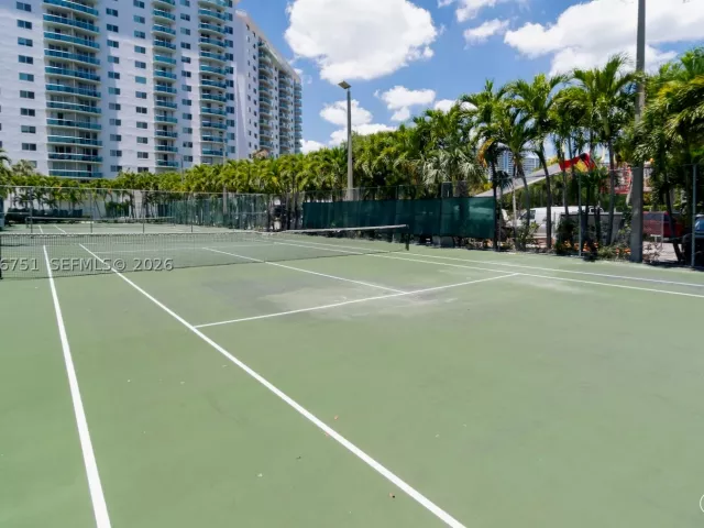 2-bedroom condo for sale in Sunny Isles Beach - 19370 Collins Ave 626 - MondialRealty