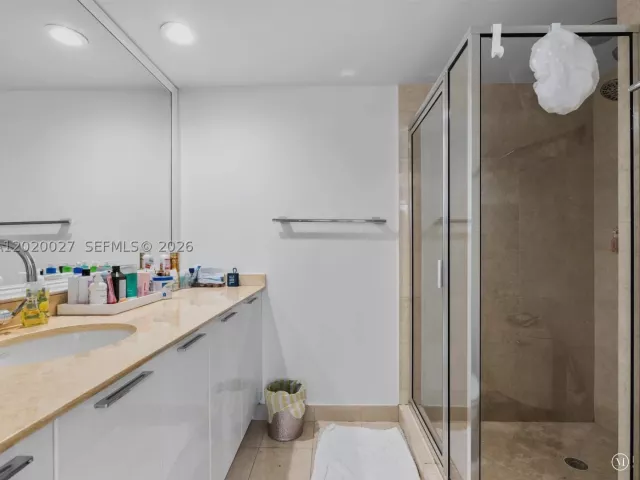 4-bedroom condo for rent in Sunny Isles Beach - 18911 Collins Ave 601 - MondialRealty