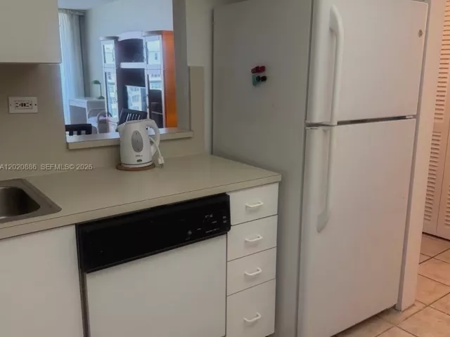 1-bedroom condo for sale in Miami Beach - 5601 Collins Ave 1718 - MondialRealty