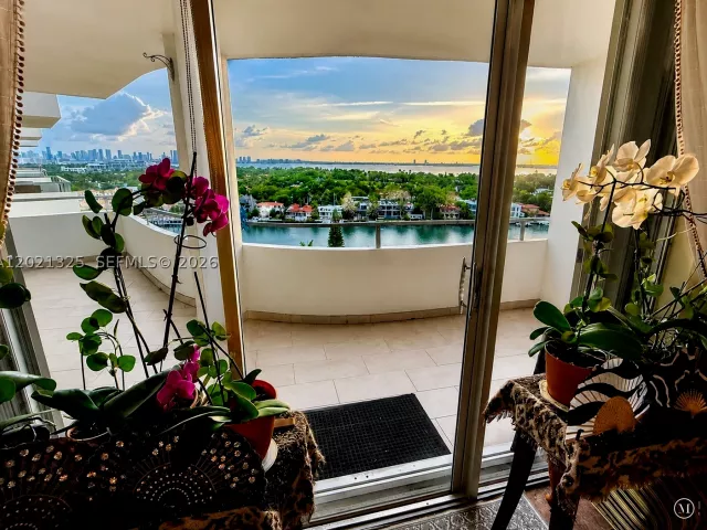 2-bedroom condo for sale in Miami Beach - 5151 Collins Ave 1520 - MondialRealty