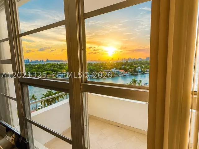 2-bedroom condo for sale in Miami Beach - 5151 Collins Ave 1520 - MondialRealty