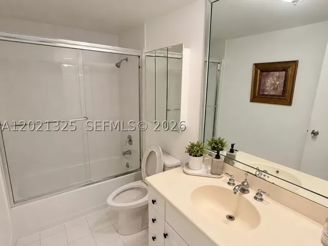 2-bedroom condo for sale in Miami Beach - 5151 Collins Ave 1520 - MondialRealty