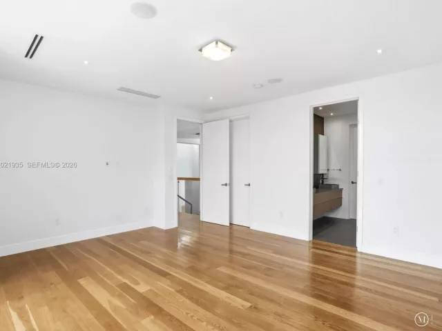 5-bedroom home for rent in Key Biscayne - 125 Hampton Ln - MondialRealty