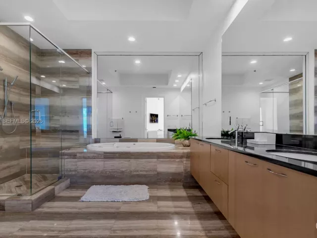 3-bedroom condo for rent in Sunny Isles Beach - 15811 Collins Ave 3407 - MondialRealty