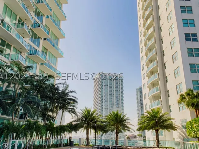 2-bedroom condo for rent in Miami - 31 SE 5th St 1208 - MondialRealty