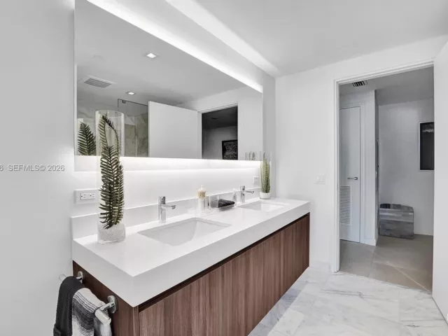 1-bedroom condo for rent in Fort Lauderdale - 401 N Birch Rd 514 - MondialRealty