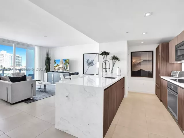 1-bedroom condo for rent in Fort Lauderdale - 401 N Birch Rd 514 - MondialRealty
