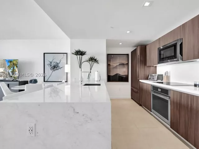 1-bedroom condo for rent in Fort Lauderdale - 401 N Birch Rd 514 - MondialRealty