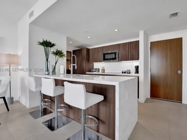 1-bedroom condo for rent in Fort Lauderdale - 401 N Birch Rd 514 - MondialRealty