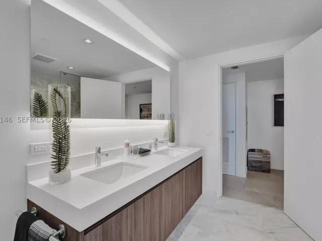 1-bedroom condo for rent in Fort Lauderdale - 401 N Birch Rd 514 - MondialRealty