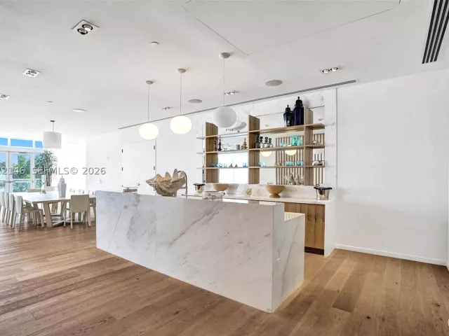 1-bedroom condo for rent in Fort Lauderdale - 401 N Birch Rd 514 - MondialRealty