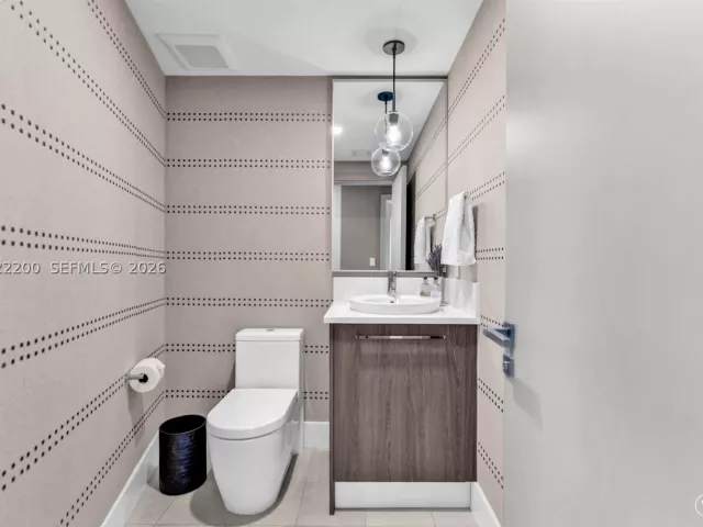 4-bedroom condo for sale in Sunny Isles Beach - 17121 Collins Ave 2708 - MondialRealty