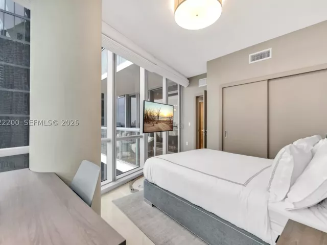 4-bedroom condo for sale in Sunny Isles Beach - 17121 Collins Ave 2708 - MondialRealty