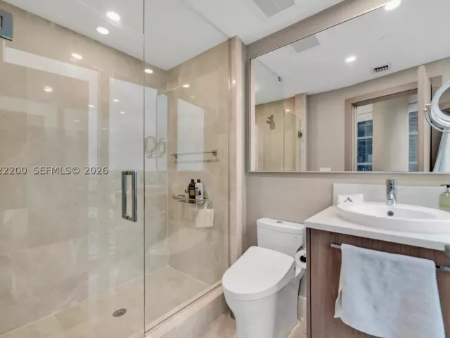 4-bedroom condo for sale in Sunny Isles Beach - 17121 Collins Ave 2708 - MondialRealty