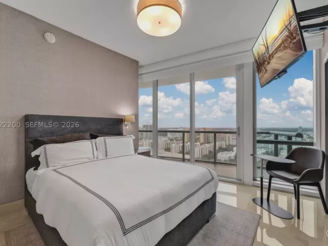 4-bedroom condo for sale in Sunny Isles Beach - 17121 Collins Ave 2708 - MondialRealty