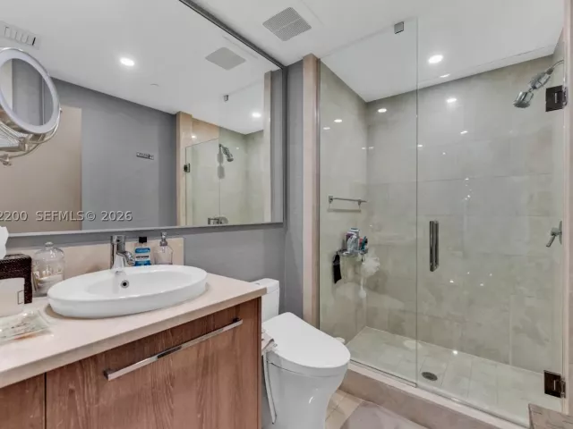4-bedroom condo for sale in Sunny Isles Beach - 17121 Collins Ave 2708 - MondialRealty
