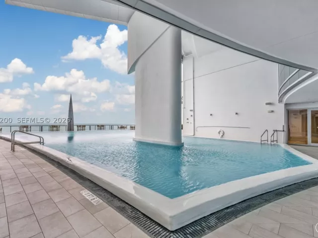 4-bedroom condo for sale in Sunny Isles Beach - 17121 Collins Ave 2708 - MondialRealty
