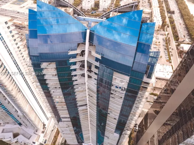 4-bedroom condo for sale in Sunny Isles Beach - 17121 Collins Ave 2708 - MondialRealty