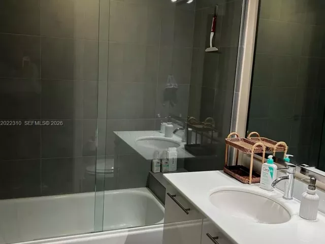 2-bedroom condo for rent in Miami - 92 SW 3rd St 3703 - MondialRealty