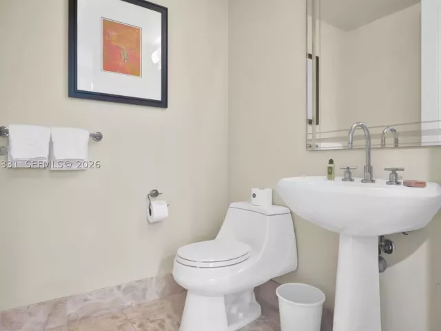 1-bedroom condo for rent in Miami - 1435 Brickell Ave 3210 - MondialRealty