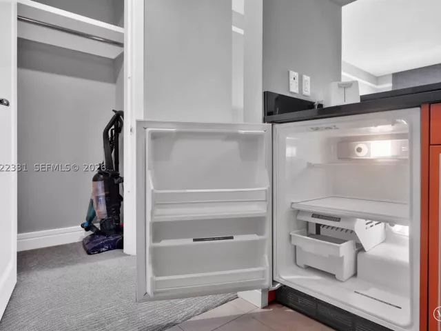 1-bedroom condo for rent in Miami - 1435 Brickell Ave 3210 - MondialRealty