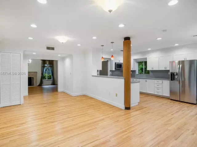 3-bedroom home for rent in Coral Gables - 648 Sevilla Ave - MondialRealty