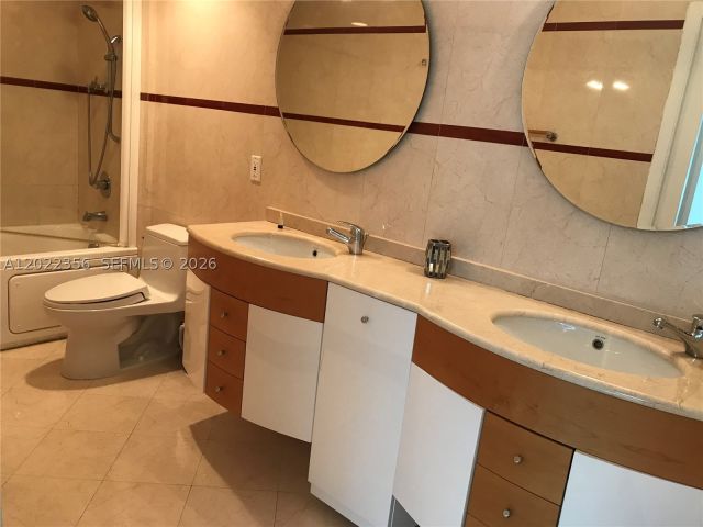 2-bedroom condo for rent in Miami Beach - 110 Washington Ave 1614 - MondialRealty