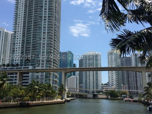 3-bedroom condo for rent in Miami - 185 SW 7th St 1611 - MondialRealty