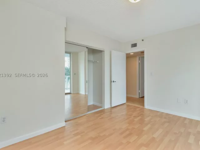 3-bedroom condo for sale in Miami Beach - 5900 Collins Ave 408 - MondialRealty