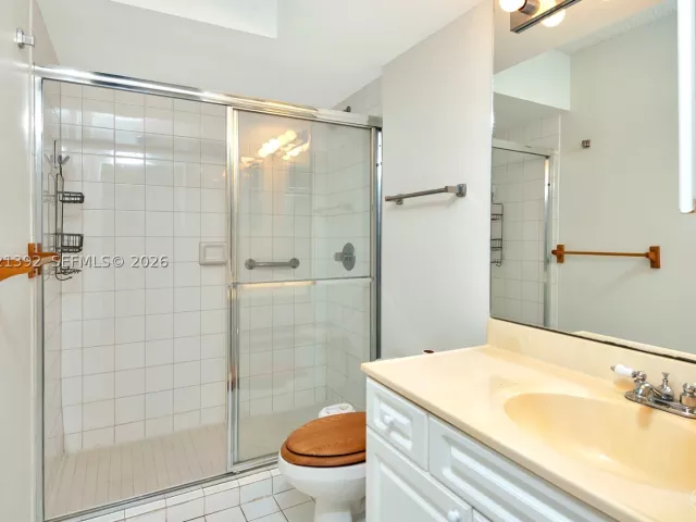 3-bedroom condo for sale in Miami Beach - 5900 Collins Ave 408 - MondialRealty