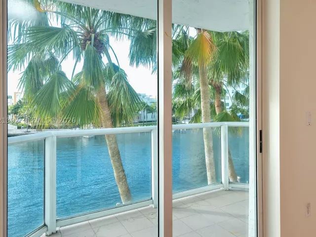 3-bedroom condo for sale in Miami Beach - 5900 Collins Ave 408 - MondialRealty
