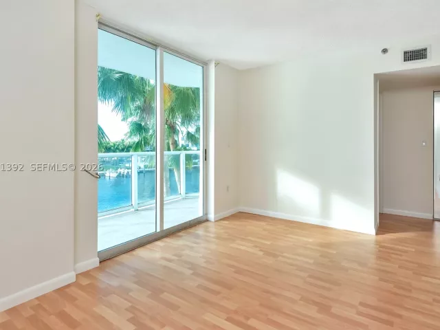 3-bedroom condo for sale in Miami Beach - 5900 Collins Ave 408 - MondialRealty