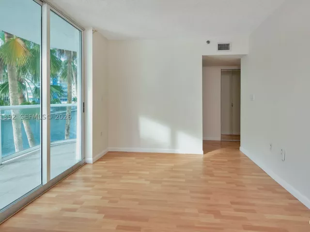 3-bedroom condo for sale in Miami Beach - 5900 Collins Ave 408 - MondialRealty