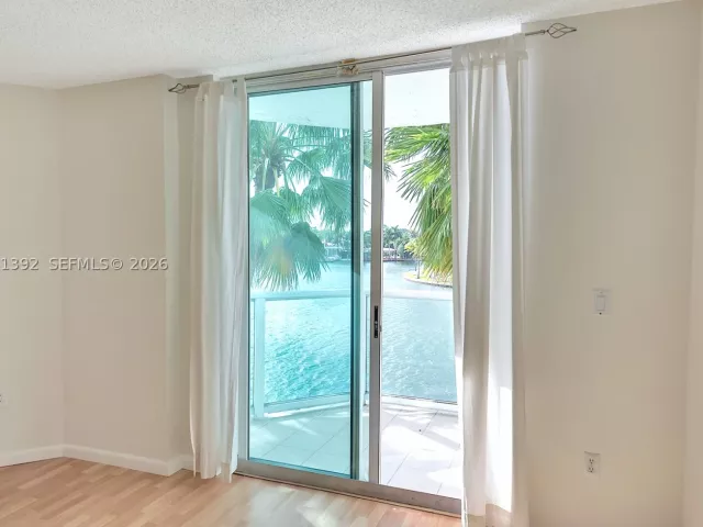 3-bedroom condo for sale in Miami Beach - 5900 Collins Ave 408 - MondialRealty