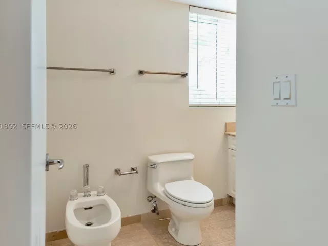 3-bedroom condo for sale in Miami Beach - 5900 Collins Ave 408 - MondialRealty