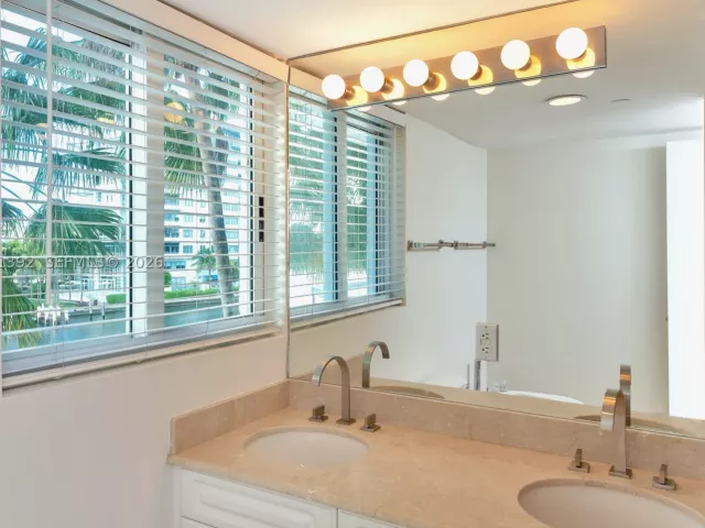3-bedroom condo for sale in Miami Beach - 5900 Collins Ave 408 - MondialRealty