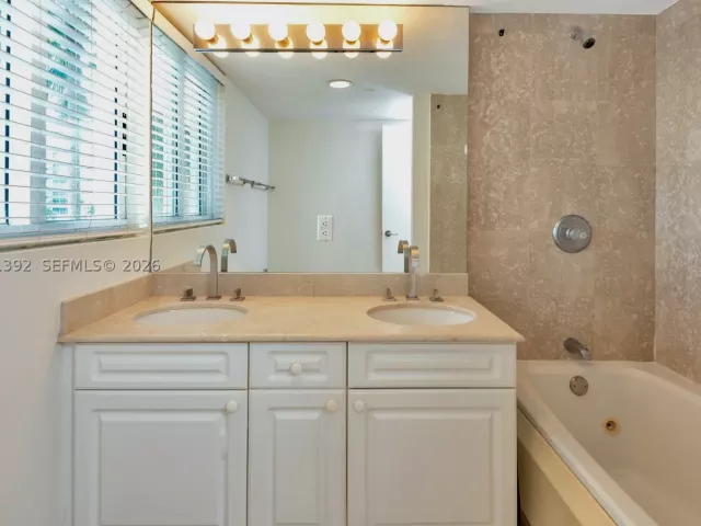 3-bedroom condo for sale in Miami Beach - 5900 Collins Ave 408 - MondialRealty