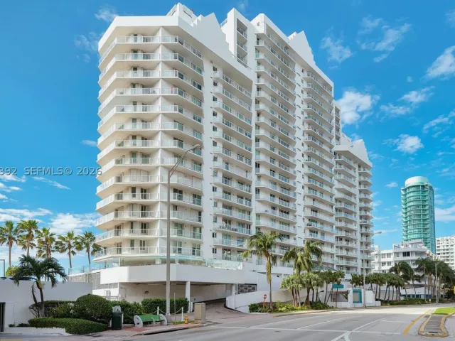 3-bedroom condo for sale in Miami Beach - 5900 Collins Ave 408 - MondialRealty