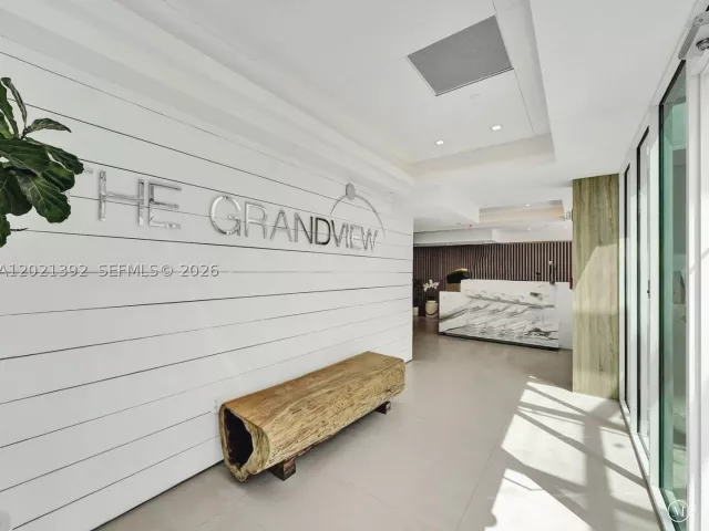 3-bedroom condo for sale in Miami Beach - 5900 Collins Ave 408 - MondialRealty