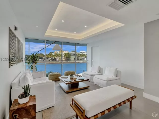3-bedroom condo for sale in Miami Beach - 5900 Collins Ave 408 - MondialRealty