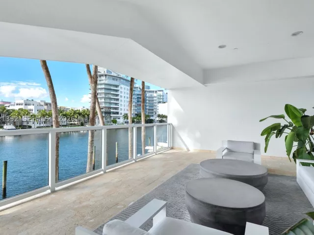 3-bedroom condo for sale in Miami Beach - 5900 Collins Ave 408 - MondialRealty