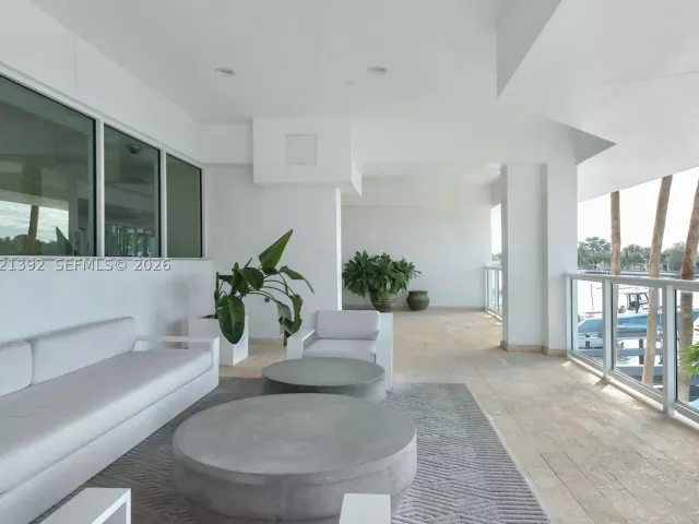3-bedroom condo for sale in Miami Beach - 5900 Collins Ave 408 - MondialRealty