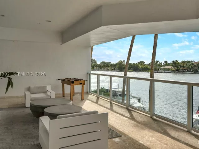 3-bedroom condo for sale in Miami Beach - 5900 Collins Ave 408 - MondialRealty