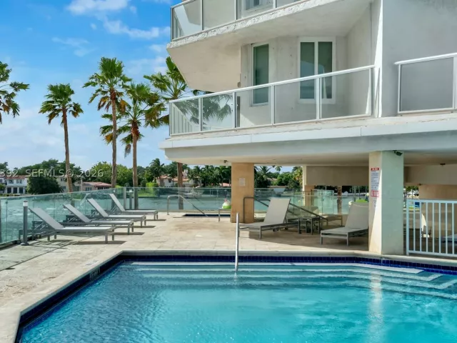 3-bedroom condo for sale in Miami Beach - 5900 Collins Ave 408 - MondialRealty