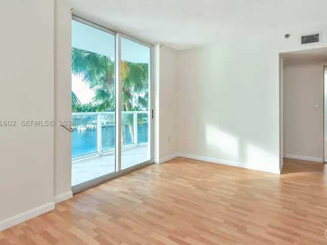 3-bedroom condo for rent in Miami Beach - 5900 Collins Ave 408 - MondialRealty