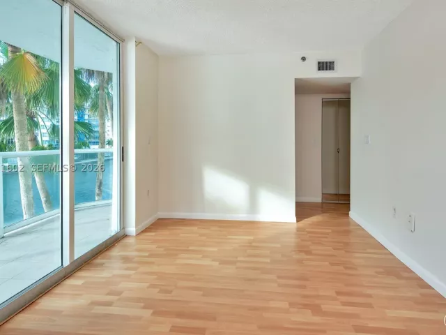 3-bedroom condo for rent in Miami Beach - 5900 Collins Ave 408 - MondialRealty